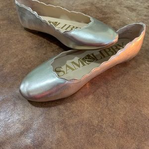 Sam & Libby silver flats. Sz 8 LIKE NEW! Cute! A10
